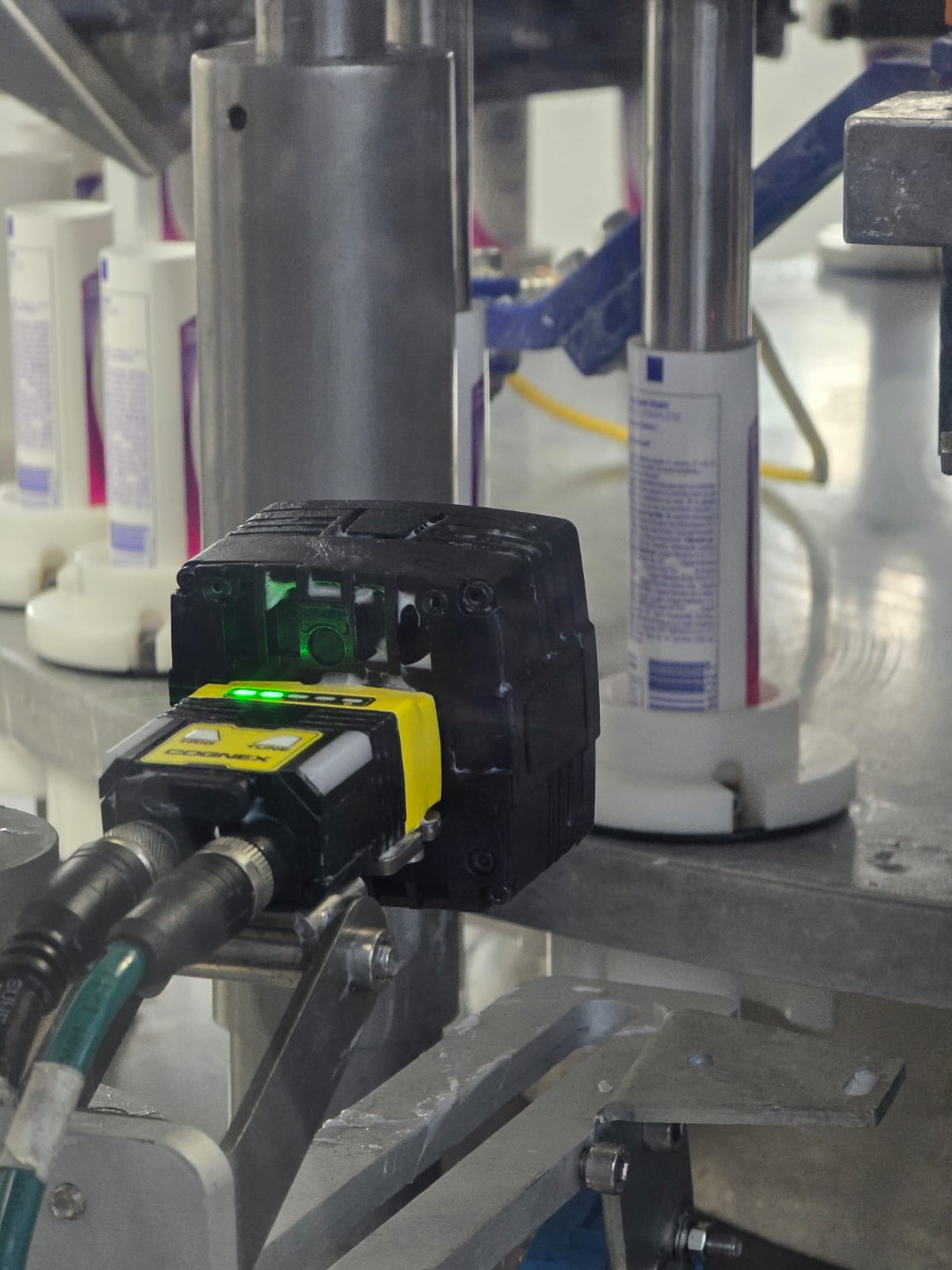 Sensor de visión Cognex instalado en línea de producción industrial